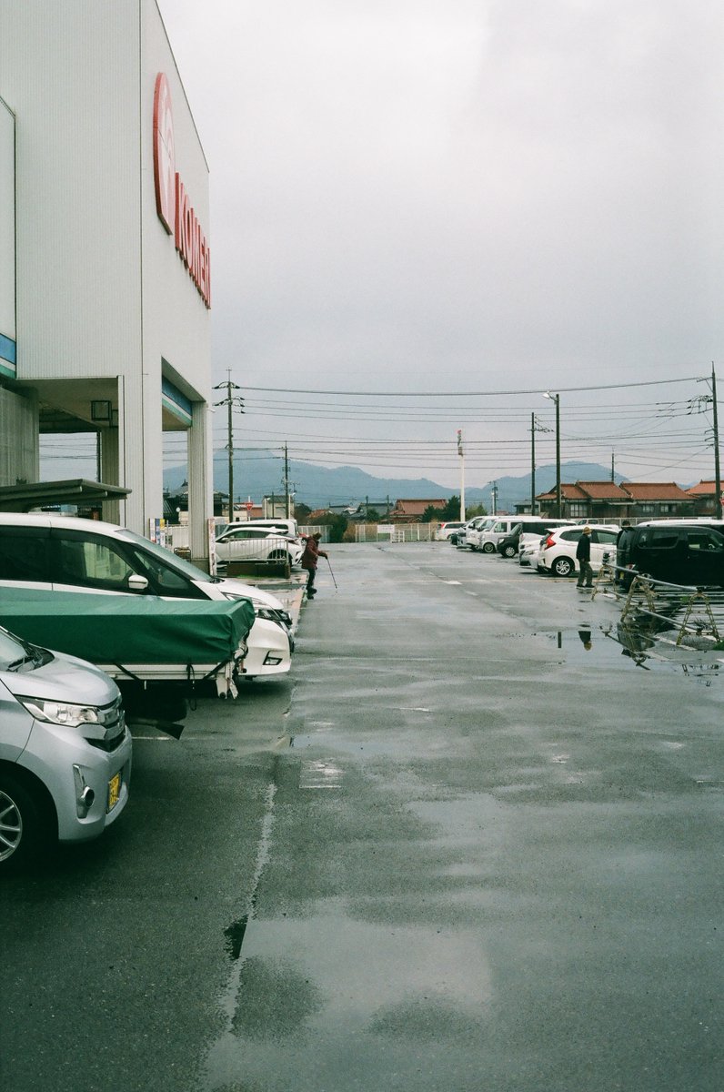 yamsan's tweet photo. YAMPHOTO, CONTAX G1と雨上がりのホームセンター敷地内のアスファルト
https://t.co/EzycGv4n5V

#フィルム写真
#フィルムカメラ
#filmcamera
#contax
#contaxg1
#Planar45mm f/2 T*
#CarlZeiss
#Planar45mmf2
#35mm 
#filmphotography
#FUJIFILIM
#FUJICOLOR
#FUJICOLOR100
#nagatocity
#長門市 https://t.co/EeoPnPDn4g