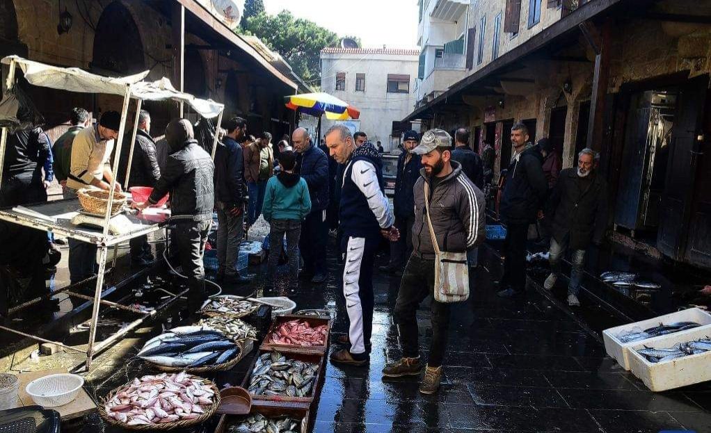 newsupdatemedia's tweet photo. Picha Mbalimbali zinazoonyesha soko la samaki leo hii huko Baniyas, Syria.

Tuambie kunasamaki unaowajua hapo!!!!!!

#sagara #sato #kibua #migebuka https://t.co/WlXo0RjlRI