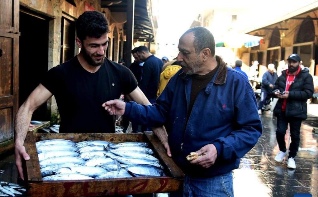 newsupdatemedia's tweet photo. Picha Mbalimbali zinazoonyesha soko la samaki leo hii huko Baniyas, Syria.

Tuambie kunasamaki unaowajua hapo!!!!!!

#sagara #sato #kibua #migebuka https://t.co/WlXo0RjlRI