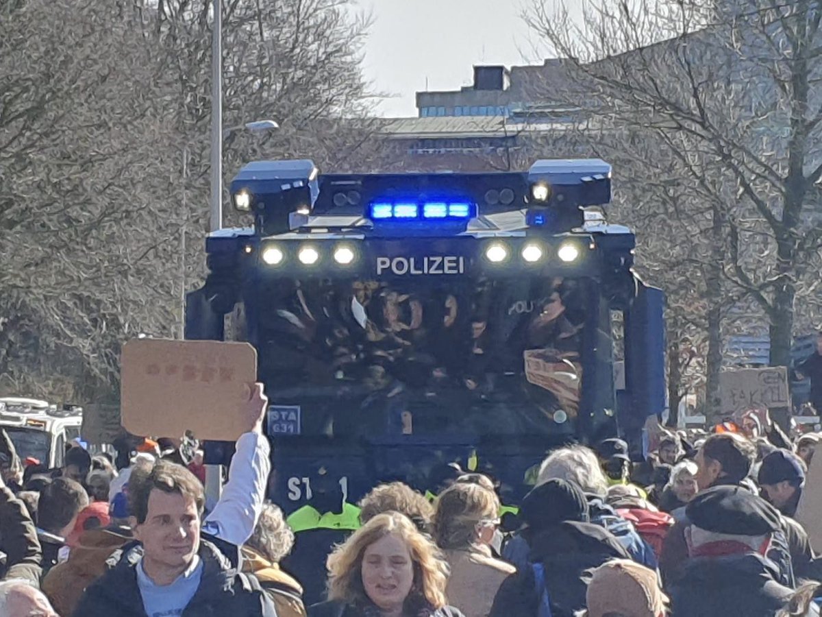 kim_kahn's tweet photo. Echt: ‘POLIZEI’ . I kid you not.
Geleend blijkbaar, 2 stuks en met fossiele brandstoffen en voorbedachte rade naar DH gereden. Niet eens de moeite genomen om iets over die Polizei tekst heen te plakken… #protestrecht #A12blokade https://t.co/tGTRQuxufO