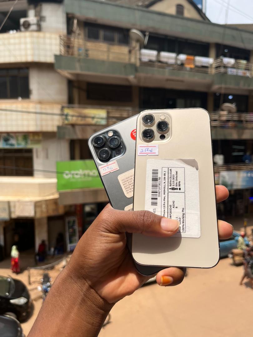 EMatembu's tweet photo. UK used iphones and Samsung contact +256708362459 https://t.co/BRYvvfU2iM
