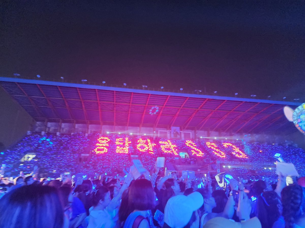 yurinhung's tweet photo. 12 năm chờ đợi. Cám ơn các anh thanh xuân của chúng em. Hãy cùng nhau già đi nhé ❤️
#SUPERJUNIOR #SUPERSHOW9 #SuperShow9invietnam #ReplySS3 https://t.co/DifhYp9Ohx