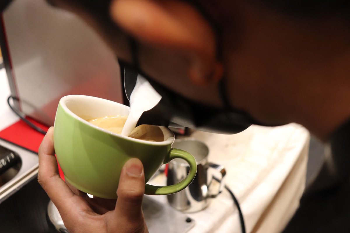 CoffeeandCExpo's tweet photo. عشـنا وقتاً من التنافس والتحدي في بطولة الآرت، شفنا معكم الإبداعات، وعرفنا من اللي قدر يبهرنا ويوصل للمراكز الأولى🏆🤝. 

#معرض_جدة_للشوكولاتة_والقهوة https://t.co/ogHBhuCZdg
