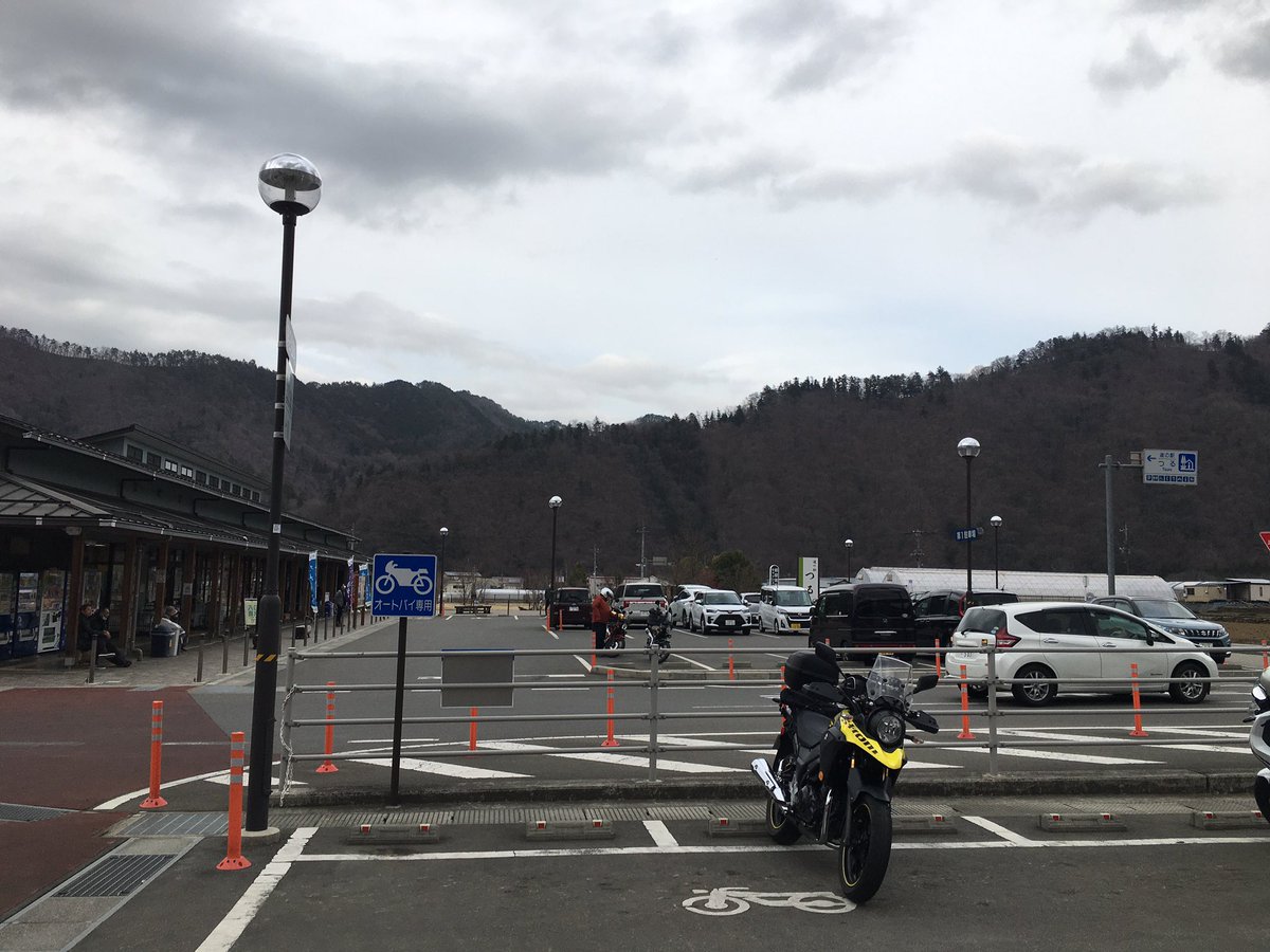 MRTEC5's tweet photo. 道の駅つる
大通りから外れた場所に在るけど利用客は多い。
近くにはリニア新幹線の試験線がある。
次は深城ダムで休憩かな。
#道の駅つる
#ロケハンツーリング
#楽しいバイク
#ツーリング
#MRTEC
#Vストローム250 https://t.co/pURG0GqScr