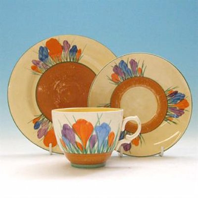 womensart1's tweet photo. Clarice Cliff, pioneering designer, Crocus Pattern design, 1928 #WomensArt https://t.co/lm1htxJWWn