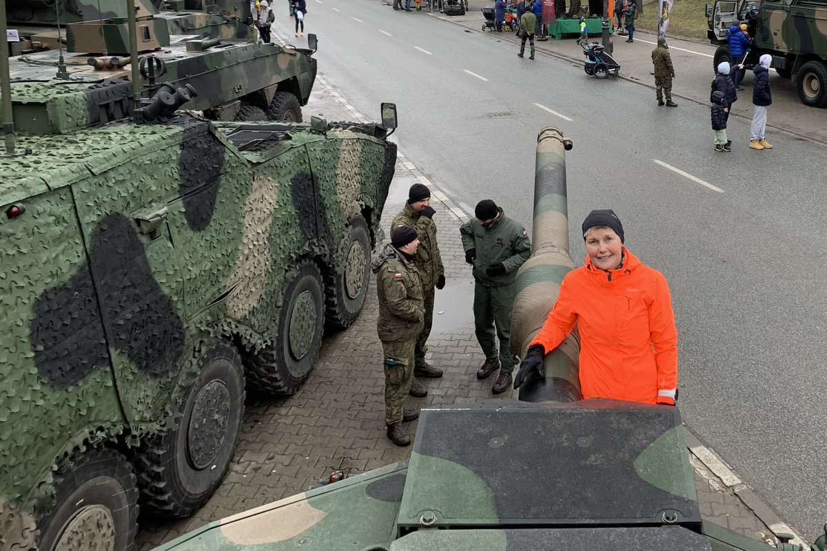 Takiego kota spotkałam, a obok rosomak. I ran into a leopard, on a Hunter’s Street (ul. Myśliwiecka) #Warsaw, and next to it a wolverine with Finnish roots. #Leopard2A5 #AMVRosomak