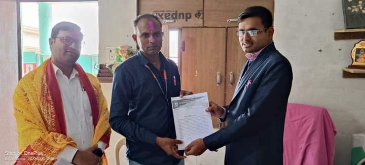 PrahriNews's tweet photo. Ghanshyam kumar ballia uttar pradesh has been designated officer in charge of your state madhya pradesh seeking your blessings. 
Best Regards. 
Ram ji Mishra
Founder President
Dr Sarvpalli Radhakrishnan Human Right Association. 
@DGP_MP @CMOfficeMP https://t.co/mtDgdQLh9p