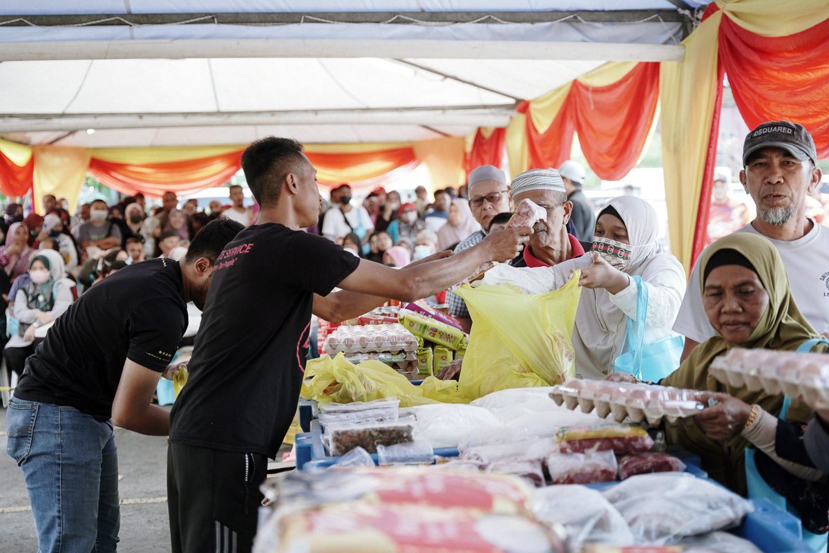 DS <a href="/AmirudinShari/">Amirudin Shari</a> berkesempatan menyantuni warga Petaling di khemah Jualan Ehsan Rakyat hari ini. JER adalah antara usaha Kerajaan Negeri Selangor mendepani masalah kenaikan harga barang khususnya barangan keperluan asas dengan menawarkan barangan pada harga jauh lebih murah.