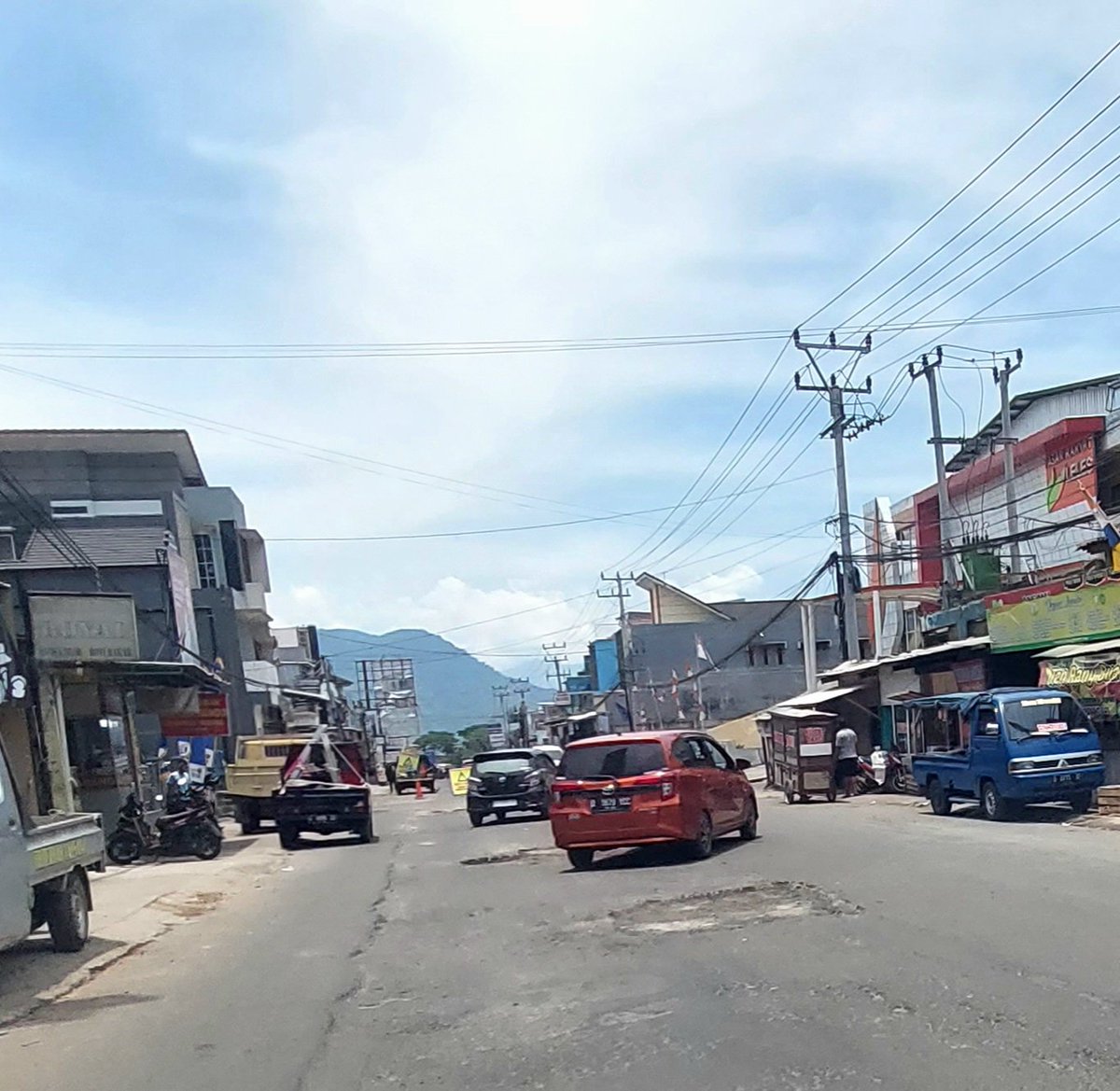 eka_harijanto's tweet photo. Minggu siang dr Garut ke Bdg. Selepas gapura batas kota kondisi jalan mulai ditemukan kerusakan hingga Lebak Jero. Berjalan zig zag pd ujian SIM bermanfaat disini @PRFMnews @ElshintaBandung @pikiranrakyat @bimautamajabar @infogarut #juaralahirbatin
#jalanmulus https://t.co/AjzUPEwpMr