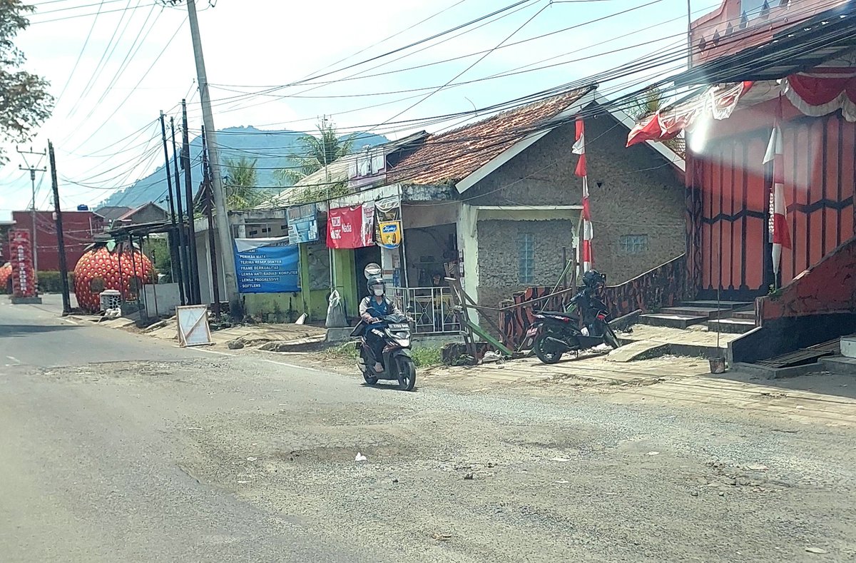 eka_harijanto's tweet photo. Minggu siang dr Garut ke Bdg. Selepas gapura batas kota kondisi jalan mulai ditemukan kerusakan hingga Lebak Jero. Berjalan zig zag pd ujian SIM bermanfaat disini @PRFMnews @ElshintaBandung @pikiranrakyat @bimautamajabar @infogarut #juaralahirbatin
#jalanmulus https://t.co/AjzUPEwpMr