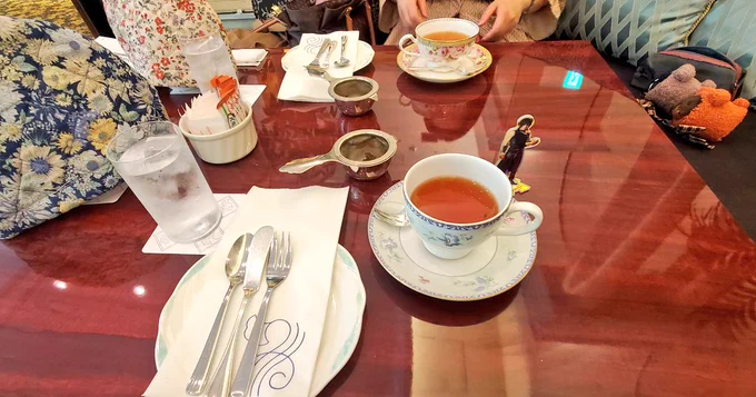 お茶はブラックチェリーフレーバー(桜餅の味だった)今日のマレレオぬコーデのテーマは苺です 