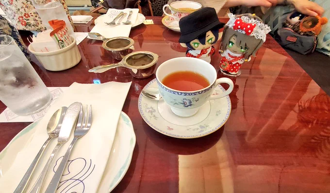 お茶はブラックチェリーフレーバー(桜餅の味だった)今日のマレレオぬコーデのテーマは苺です 