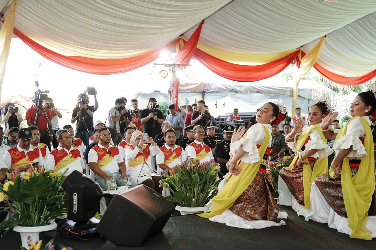 Majlis di pentas utama Jelajah #KitaSelangor Penyayang dimulakan dengan nyanyian lagu Negaraku dan diserikan lagi dengan gerak gemalai persembahan tarian oleh Gamelan Fusion Kumpulan Kebudayaan dan Kesenian MBPJ. 

#KitaSelangor 
#JelajahKitaSelangorPenyayang