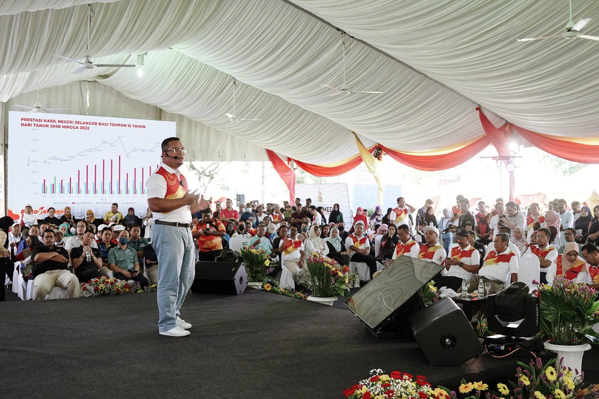 DS <a href="/AmirudinShari/">Amirudin Shari</a> berada di pentas JKSP Daerah Petaling hari ini untuk menerangkan 44 program Iltizam Selangor Penyayang yang ditawarkan kerajaan negeri melibatkan pelbagai bantuan seperti akses kesihatan, keusahawanan, belia, kos sara hidup dan sebagainya kepada warga Petaling.