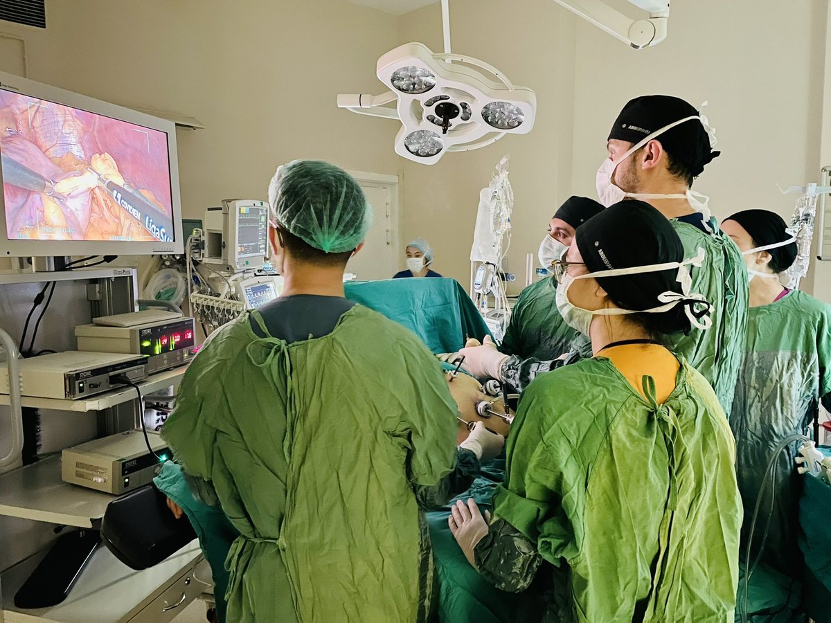 Aynı seansta lap nissen fundoplikasyonu + kolesistektomi yaptığımız bir ameliyattan görüntü başta <a href="/nfatih_yasar/">Necdet Fatih Yaşar</a>  hocamıza ve tüm ekibimizin eline sağlık <a href="/berattuygur/">𝘽𝙚𝙧𝙖𝙩 𝙐𝙮𝙜𝙪𝙧</a> #dilekdündar #hüseyin