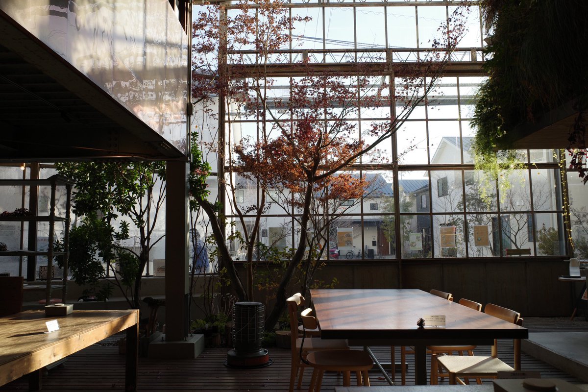 indigo_AI's tweet photo. ご縁が重なり、ようやく訪問できたminagarten。元園芸倉庫をリノベーションした文化複合施設のような場所。日替わりのロースター、パン屋、シェアサロン、シェアキッチン、古道具屋がゆるやかに共存し、さらに元々の園芸屋さんの敷地を一部住宅分譲もしていて、エリア全体が一つの村のよう。 https://t.co/Y4s7zMuk51