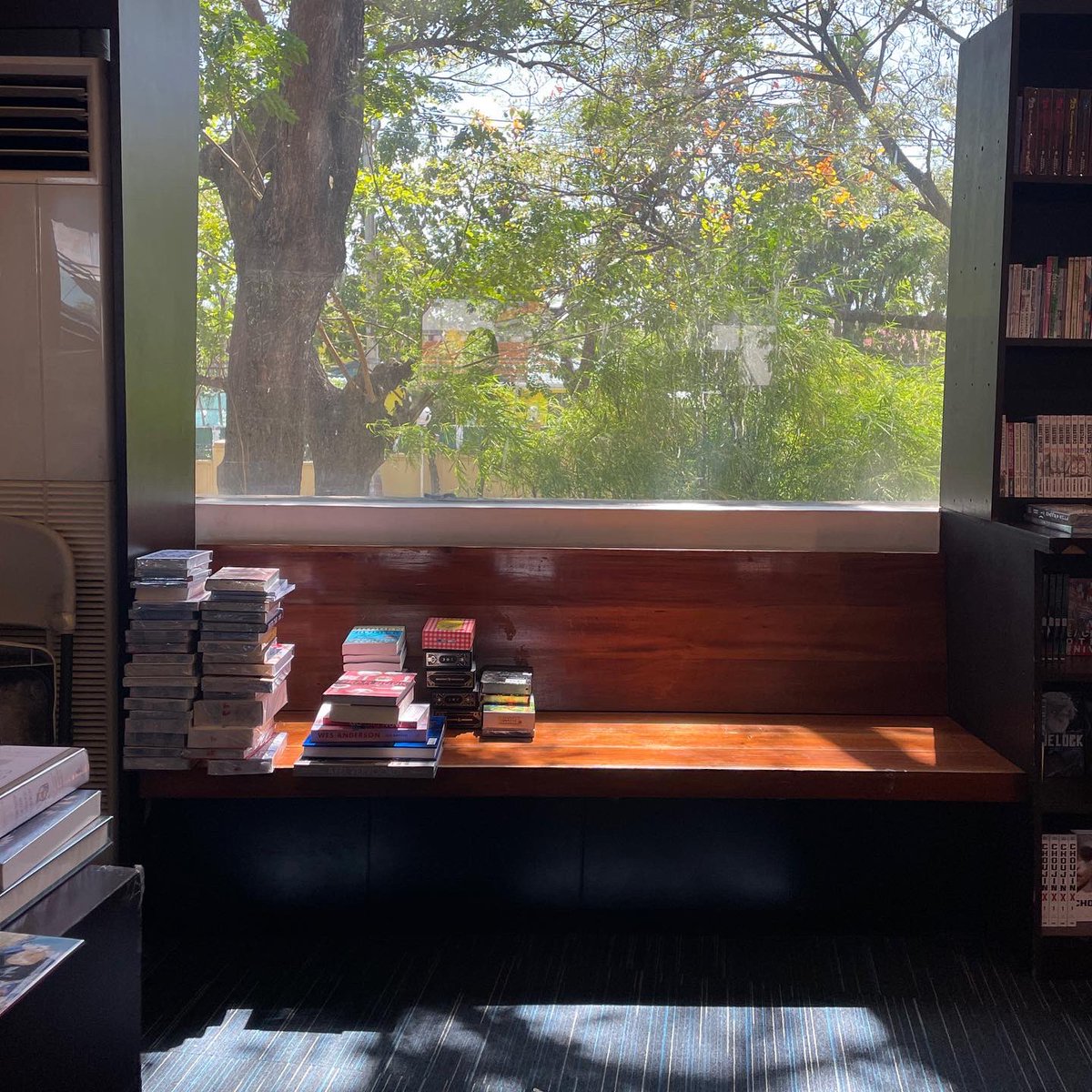 nosyruplatte's tweet photo. สัปดาห์ก่อนเราไปฟิลิปปินส์มาค่ะ ที่นั่นมีร้านดังอยู่ 2 เจ้าคือ National Book Store เป็นร้านขายหนังสือ+เครื่องเขียน มีสาขาเยอะมากๆ ทั้งในห้างและ stand alone อีกเจ้าคือ Fully Booked เราแวะร้านนี้ที่สาขา Alabang town center เป็นตึก 3 ชั้น ดูใหญ่โต การตกแต่งด้านในก็ดูดีทีเดียว https://t.co/qzY3uoQX7a