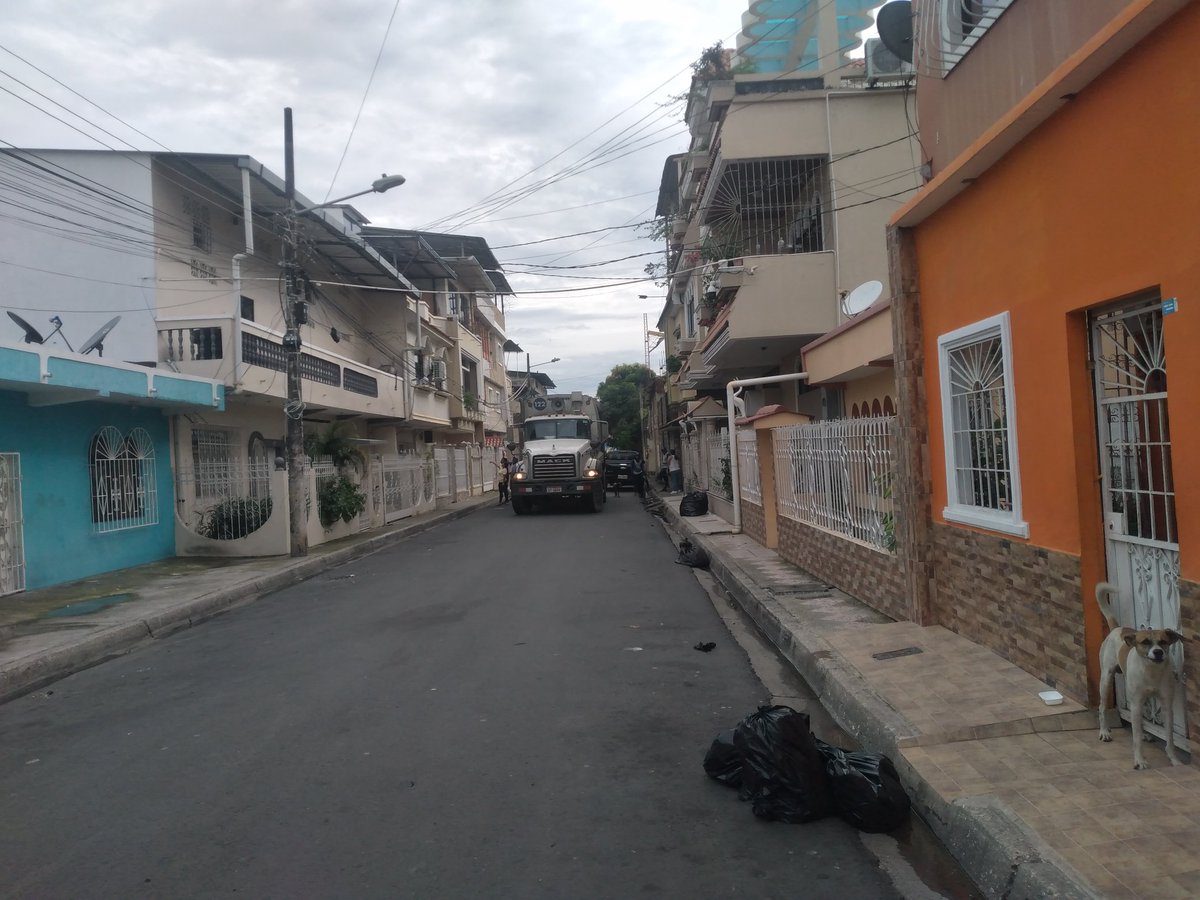 Fernand00458874's tweet photo. De basura hizo caer cuatro cables de luz algunos paracieron quemar perfiladoras cosas que son de la gente ellos no quieren pagar nada Solo vienen a recoger la basura https://t.co/ywChgxStOO