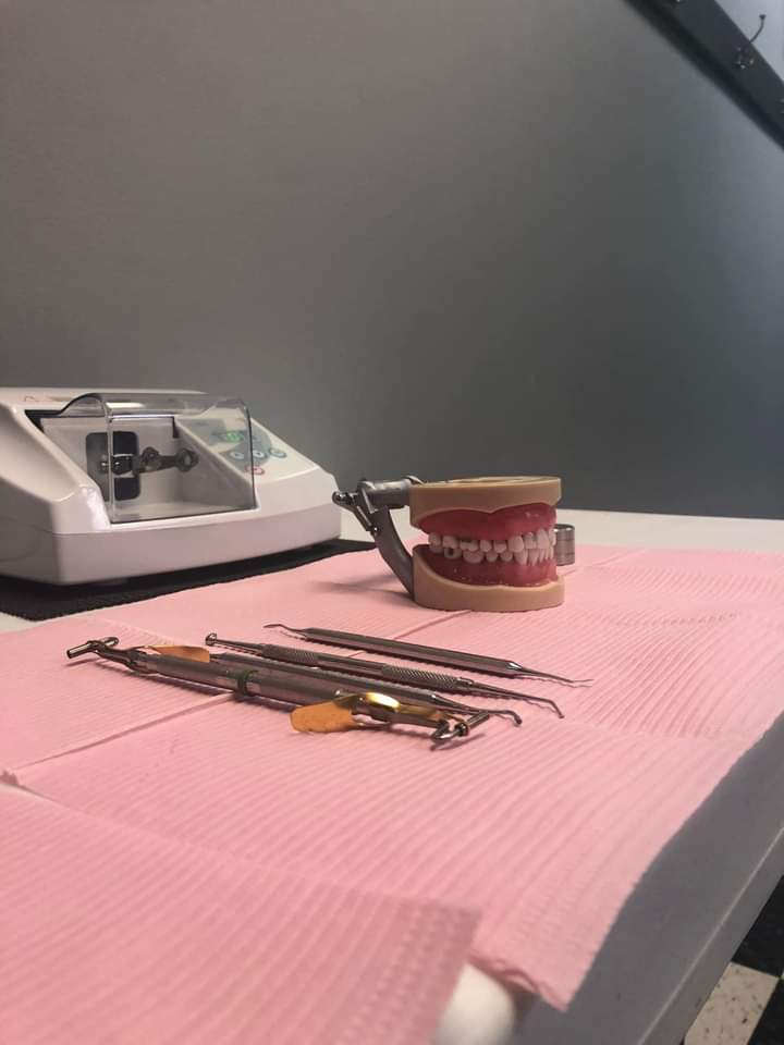 PearsonWampler's tweet photo. Senior Sunday Smile...Checking out Dental Assistant School... ❤ https://t.co/H9Lxrcajw4