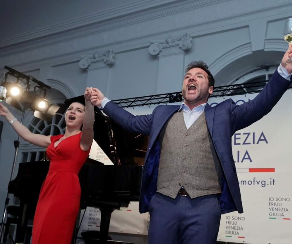 piccolopera's tweet photo. Piccolo Opera Festival protagonista di uno spumeggiante flash-mob per #iosonofriuliveneziagiulia alla Fiera #ITB di Berlino. Grazie alla fantastica squadra di @FVGlive e all'assessore @SergioBini68 presente all'evento! @regioneFVGit @somewherefvg @regioneFVGit https://t.co/sreTBYE7Ek