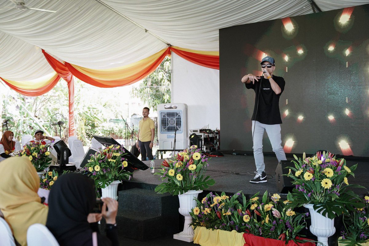 Pengunjung Jelajah #KitaSelangor Penyayang turut dihiburkan dengan persembahan nyanyian oleh bekas pemenang  One In A Million musim ketiga, <a href="/TomokOfficial/">tomok</a> . Penuh bersemangat peminat-peminat menyanyi bersama-sama dengan artis terkenal tersebut. 

#JelajahKitaSelangorPenyayang