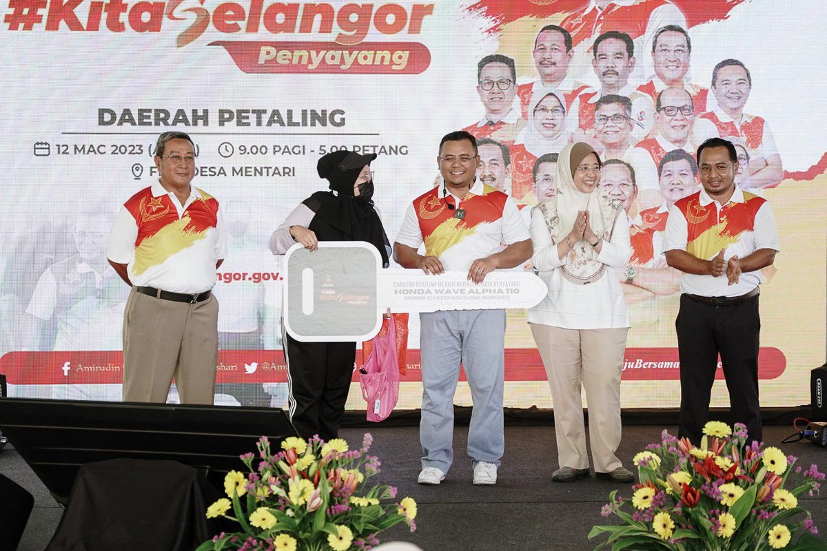 Pengunjung Jelajah #KitaSelangor Penyayang tidak pulang dengan tangan kosong kerana semua pengunjung yang mendaftar berpeluang memenangi hadiah cabutan bertuah. Di Petaling hari ini ada yg pulang dengan penyedut hampagas robotik, telefon pintar dan motosikal Honda Wave Alpha 110.