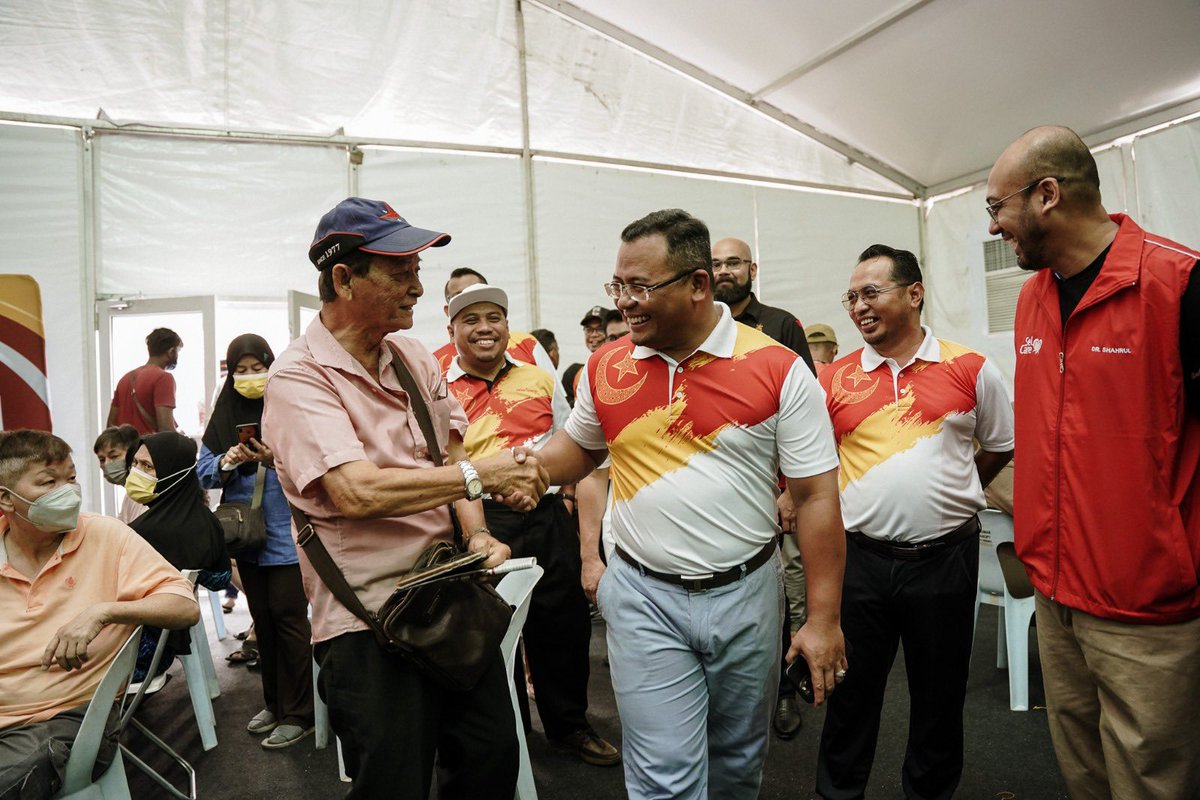 YAB DS <a href="/AmirudinShari/">Amirudin Shari</a> turut menyantuni pengunjung di khemah khas Selangor Saring. Pengunjung digalakkan melakukan pra-pendaftaran di aplikasi Selangkah dan menjawab semua soalan diberikan untuk kelancaran proses saringan di JKSP. 

#KitaSelangor 
#JelajahKitaSelangorPenyayang