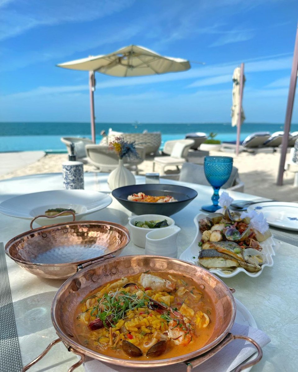 You, me, this yummy spread and that sea breeze 🥰
Tag the person you could use a vacation with! 👭 
📸  @markmyworldblog 
#VisitDubai