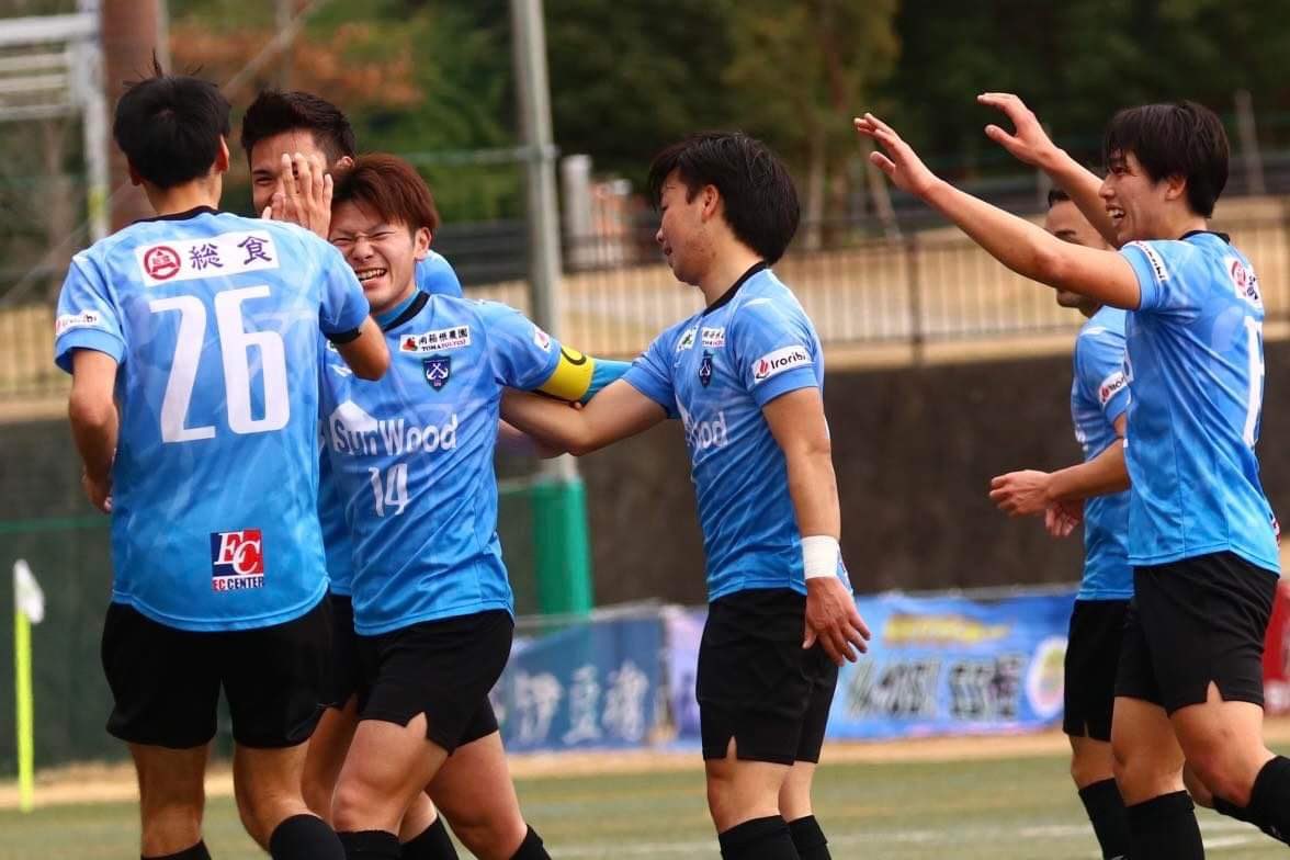 ssizu2016's tweet photo. [TOP]
本日の天皇杯予選4回戦の結果
ベスト7進出‼️

■試合結果
SS伊豆 2-1 常葉大学FC

■得点
伊藤×2(岳南光機株式会社)

26日は浜北平口サッカー場にて10時30分キックオフで常葉大学サッカー部と対戦します！応援宜しくお願い申し上げます！ https://t.co/mFEUeJcJDf
