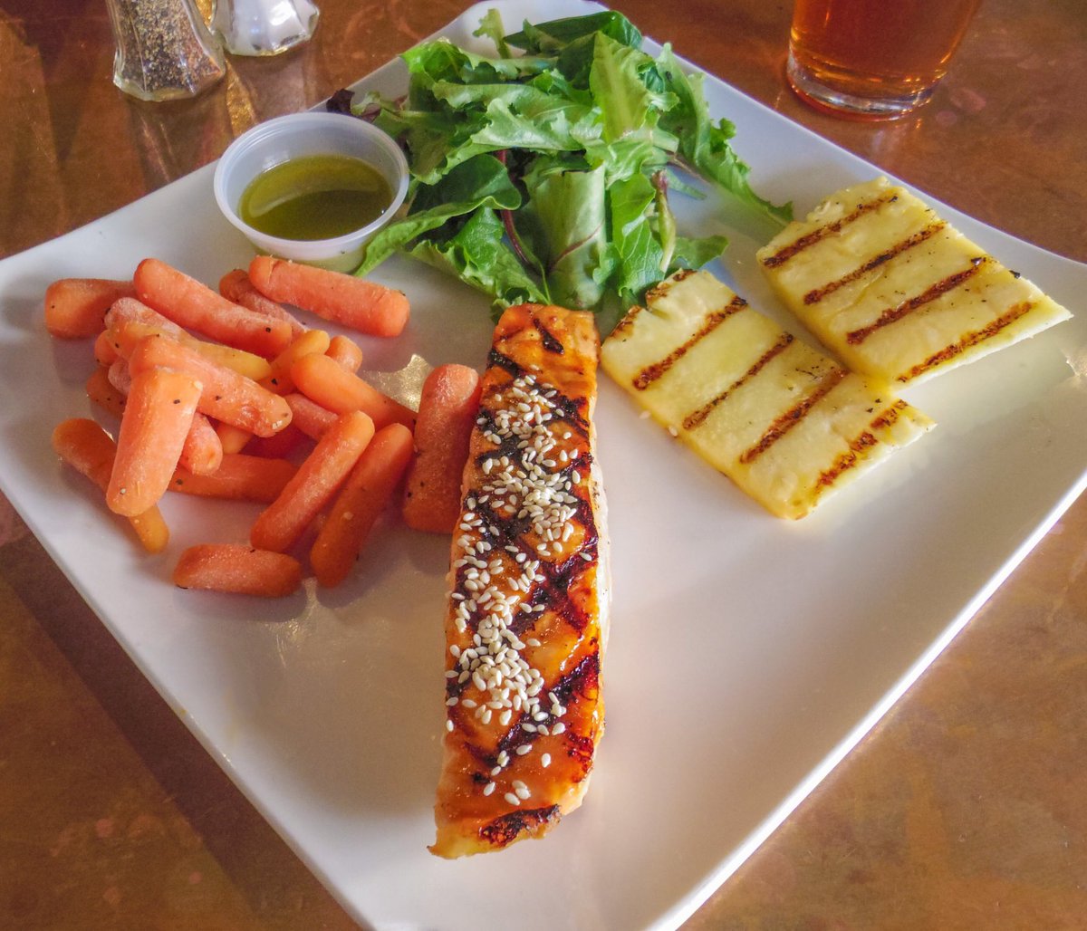 morito_suzuki's tweet image. アラスカ産サーモン、美味しいです。大竹さんはどうしてこういう物も一まとめに「アメリカの食べ物は美味しくない」と電波に乗せて言い切るのか。#avleats #thebiergarden #alaskansalmon #ゴールデンラジオ