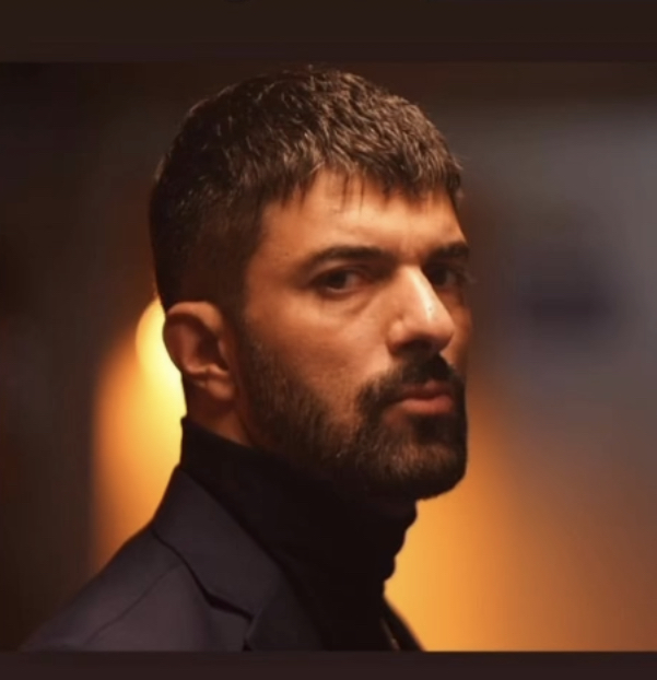 tracesecrites's tweet photo. https://t.co/I9zVm7qee9  First two episodes article in French. English translation will follow @enginistmht @Artistanbul1 @O3Medya @SilenceGirls @EnginHearts   #AdimFarah https://t.co/bI80wQwfJV