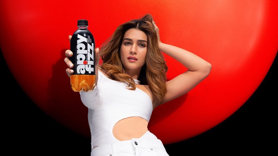 The Gorgeous #KritiSanon Is New Brand Ambassador Of #AppyFizz 🍾 Drink 😘