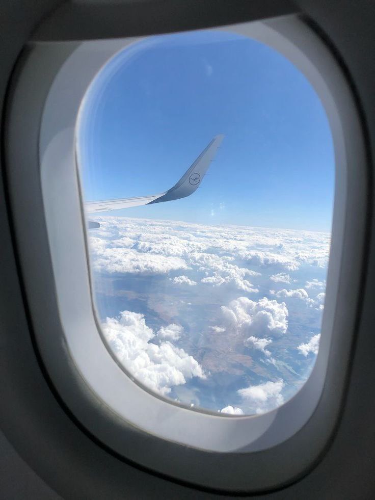 sma_117's tweet photo. - تبعدنا مسَافات ويجمعنا شعُور ✈️⛅️. https://t.co/je5lHPSlSm