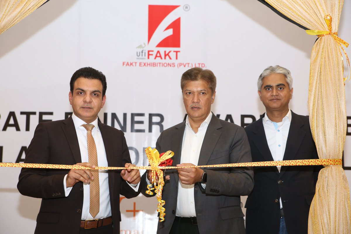 faktexhibitions's tweet image. The beautiful evening was a celebration of the solar industry's achievements and the significant strides it has made in recent years. The chief guest for the evening was none other than 𝐌𝐫. 𝐒𝐌 𝐓𝐚𝐧𝐯𝐞𝐞𝐫 (Federal Minister).

#pvjournal #FAKTexhibitions #SolarPakistan