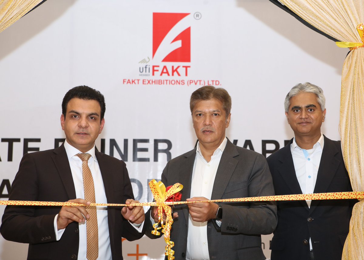 faktexhibitions's tweet image. The beautiful evening was a celebration of the solar industry's achievements and the significant strides it has made in recent years. The chief guest for the evening was none other than 𝐌𝐫. 𝐒𝐌 𝐓𝐚𝐧𝐯𝐞𝐞𝐫 (Federal Minister).

#pvjournal #FAKTexhibitions #SolarPakistan