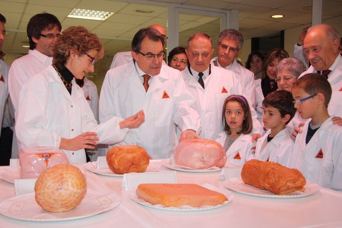 Gironanoticies's tweet photo. Tal dia com avui del 2013 el president de la Generalitat, Artur Mas, inaugura una planta de recerca tecnològica de l'empresa Metalquimia, a #Girona, per a l'assecat ràpid d'embotits @MetalquimiaNews  @JosepLagares  @sisulagares https://t.co/OdPPwnz27L