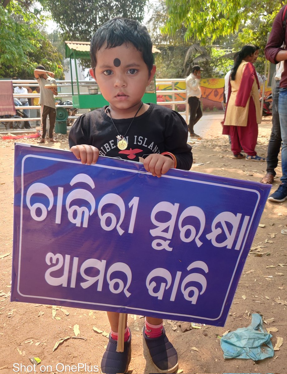 OdishaVts's tweet photo. ଧନ୍ଦାମୂଳକ ଶିକ୍ଷା ର ବିକଳ ଦୃଶ୍ୟ, ନିଜ ମାଁ ର ହକ ମାଗିବା ପାଇଁ ପିଲା ଆସିଛି ଧାରଣା ଦେବାକୁ । ସମୟ କହିବ ପିଲାଟିର ଜୟ ହେବ ନା ସରକାରଙ୍କ ଦୋଷ ଆମେ ମୁଣ୍ଡାଇବା ।

#SaveOdishaVt
#RemoveVtpSaveVt

@CMO_Odisha @Naveen_Odisha @MoSarkar5T @samirdash01 @OSEPA_Official @SMEOdisha @pranabpdas @PradeepJenaIAS https://t.co/YoHOFMzAoc