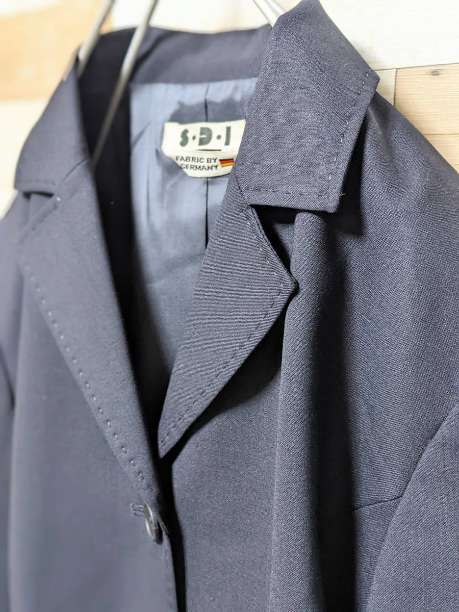 mercari2021's tweet photo. 本日のご紹介したい商品☺
【SDI】ドイツ製廃ブランドのテーラードジャケットです🧥ドイツ製のデザインの良さを感じられるヴィンテージ品です✨
https://t.co/IlpLJdJzJm
#SDI
#テーラードジャケット
#古着
#ヴィンテージ
#レディースファッション
#一点物
#希少
#高級生地
#人気
#モード
#ブラック https://t.co/NpN8Cemzth