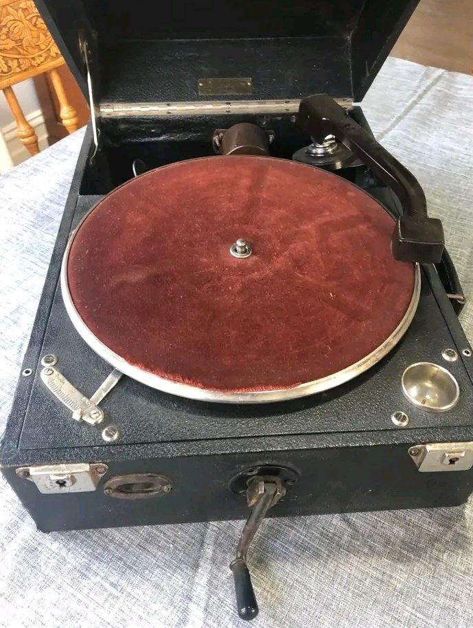 BeedgeLbh's tweet photo. Hi, @adia_rihat ...
Is this the winding player you mentioned about ?
#traxxfm
#traxxfmtwittergang
#graphophone https://t.co/09XH1VWq3h