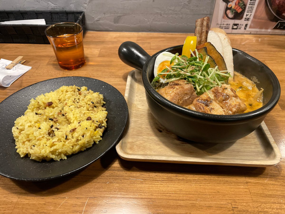 Ensam_Mol's tweet photo. 函館のスープカレーベギラマで、角煮の #スープカレー をココナツミルクをプラスでいただきました。
長芋のスライスとか牛蒡スティックとかの野菜も良い味でしたし、豚の角煮も巨大なのが二つ乗っていて、満足できるボリュームとお味でした。
インテリアもお洒落。 https://t.co/CkWvB7UliD