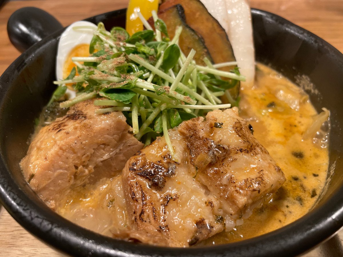 Ensam_Mol's tweet photo. 函館のスープカレーベギラマで、角煮の #スープカレー をココナツミルクをプラスでいただきました。
長芋のスライスとか牛蒡スティックとかの野菜も良い味でしたし、豚の角煮も巨大なのが二つ乗っていて、満足できるボリュームとお味でした。
インテリアもお洒落。 https://t.co/CkWvB7UliD