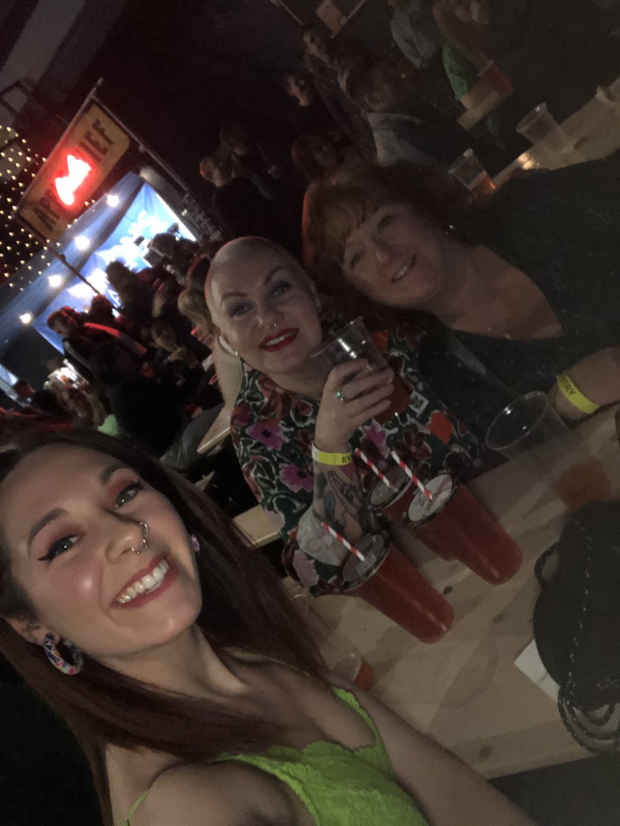 ActingfeverEm's tweet image. • SAUSAGE &amp;amp; CIDER FEST • 🌭🍻 • they had vimto cider and I kid you not, it was the fucking bomb