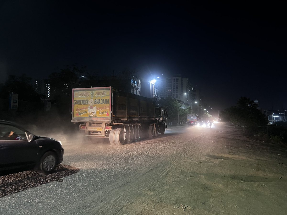 bijoy30483's tweet photo. @OfficialGNIDA @CPCB_OFFICIAL @CP_Noida @SBisrakh @bisrakh @ABPNews @NewsArenaIndia Dated 11/03/23,Time 8:30 pm to 10 pm ngt, More then 200 Sand Trucks passes back to back from Residential Area with very careless driving and Dust everywhere.Why Authority Permitted such activity?? https://t.co/GDT8Zxr3mP