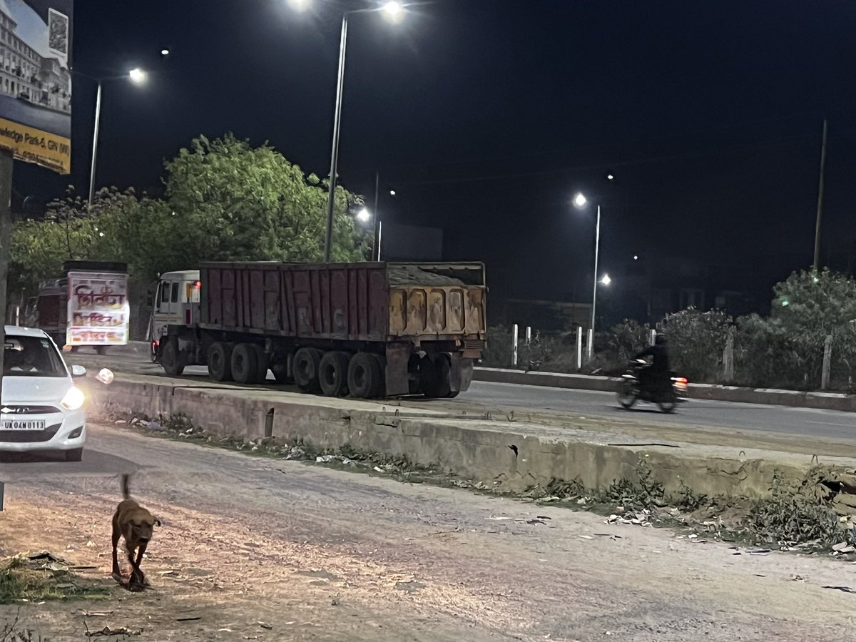 bijoy30483's tweet photo. @OfficialGNIDA @CPCB_OFFICIAL @CP_Noida @SBisrakh @bisrakh @ABPNews @NewsArenaIndia Dated 11/03/23,Time 8:30 pm to 10 pm ngt, More then 200 Sand Trucks passes back to back from Residential Area with very careless driving and Dust everywhere.Why Authority Permitted such activity?? https://t.co/GDT8Zxr3mP
