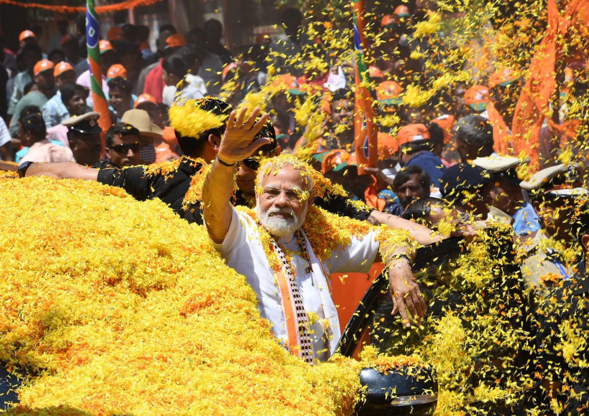 mepratap's tweet photo. ಇದು ಕೇವಲ ಹೂ ಮಳೆಯ ಸ್ವಾಗತವಲ್ಲ. ಇದು ಮಂಡ್ಯ ಜಿಲ್ಲೆಯ ಜನತೆ ಬಿಜೆಪಿ ಮೇಲೆ ಇಟ್ಟಿರುವ ಭರವಸೆ, ಪ್ರೀತಿ ಮತ್ತು ಬಿಜೆಪಿಯ ವಿಜಯದ ಮುನ್ನುಡಿ.

#ModiHawaInMandya #BJPYeBharavase
#MysuruBengaluruExpressway
#Bengaluru_Mysuru_Highway
#PragatiKaHighway #GatiShakti #BuildingTheNation https://t.co/3LGSMPyx0v