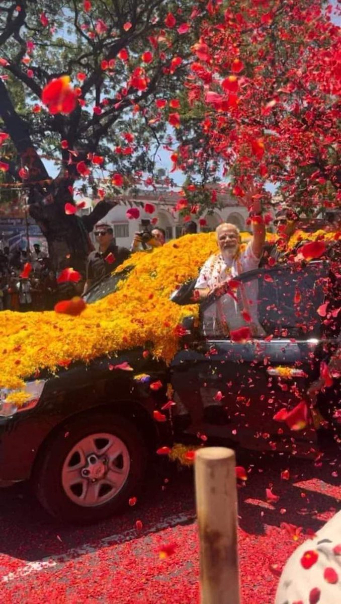 mepratap's tweet photo. ಇದು ಕೇವಲ ಹೂ ಮಳೆಯ ಸ್ವಾಗತವಲ್ಲ. ಇದು ಮಂಡ್ಯ ಜಿಲ್ಲೆಯ ಜನತೆ ಬಿಜೆಪಿ ಮೇಲೆ ಇಟ್ಟಿರುವ ಭರವಸೆ, ಪ್ರೀತಿ ಮತ್ತು ಬಿಜೆಪಿಯ ವಿಜಯದ ಮುನ್ನುಡಿ.

#ModiHawaInMandya #BJPYeBharavase
#MysuruBengaluruExpressway
#Bengaluru_Mysuru_Highway
#PragatiKaHighway #GatiShakti #BuildingTheNation https://t.co/3LGSMPyx0v