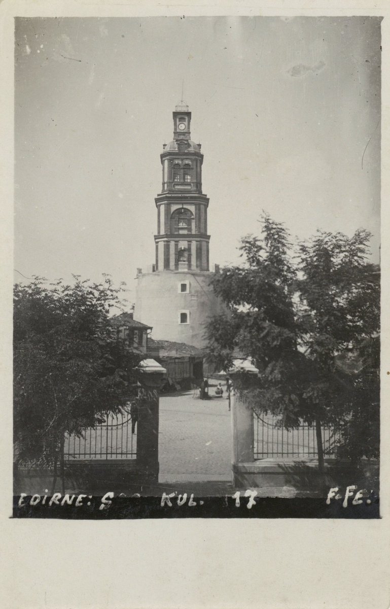 Hacı İzzet Paşa'nın kule üstüne yaptırdığı ahşap katlar ve koydurduğu saatler sonrasında Edirne Saat Kulesi olarak adlandırılan Makedon Kulesi.
Günümüzde yapının saat kulesi kısmı bulunmuyor.