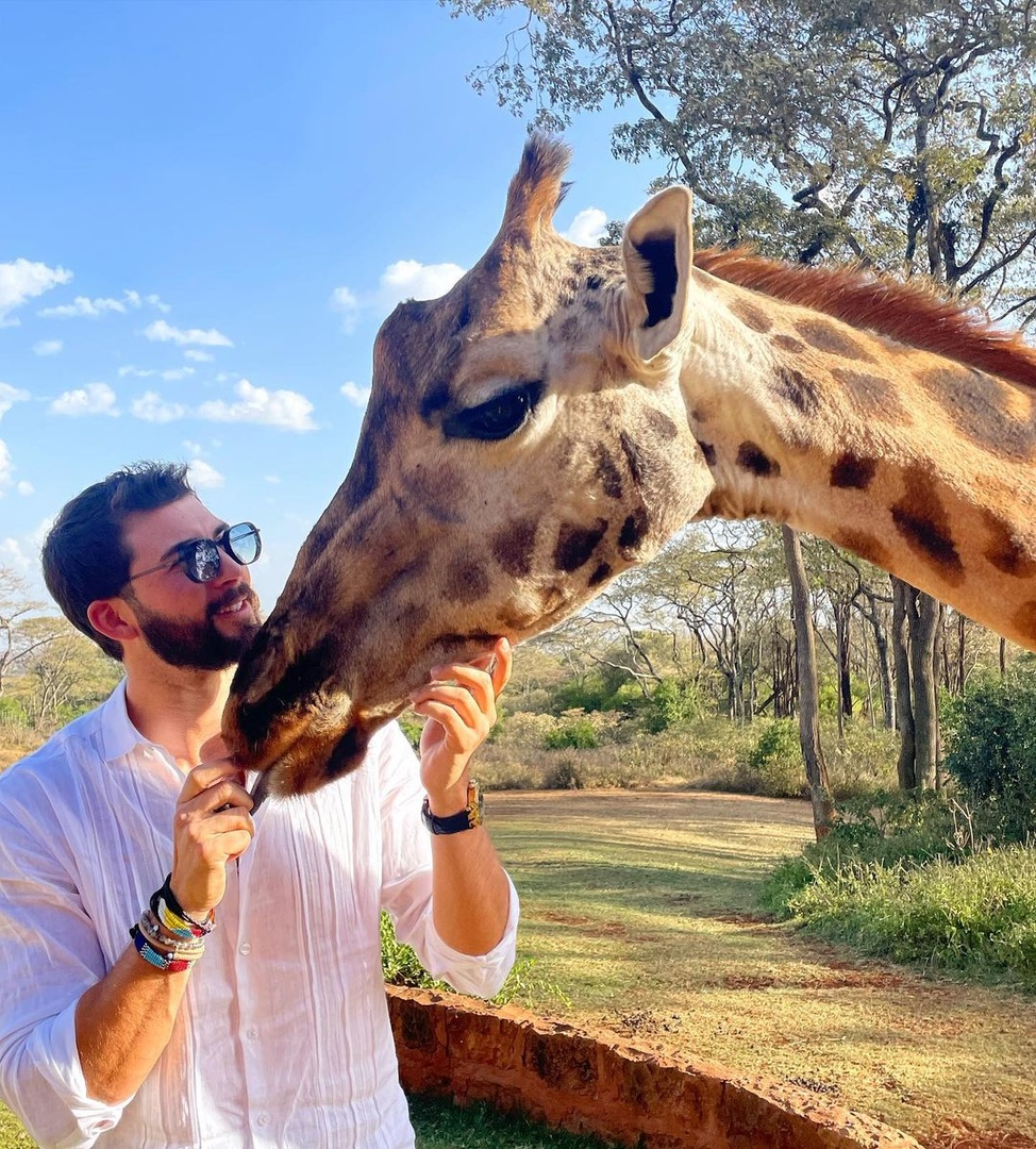 Incredible memories served as a complimentary side dish to every giraffe-sized breakfast here at the Manor 🦒💙

📸 Alvaro Nuñez