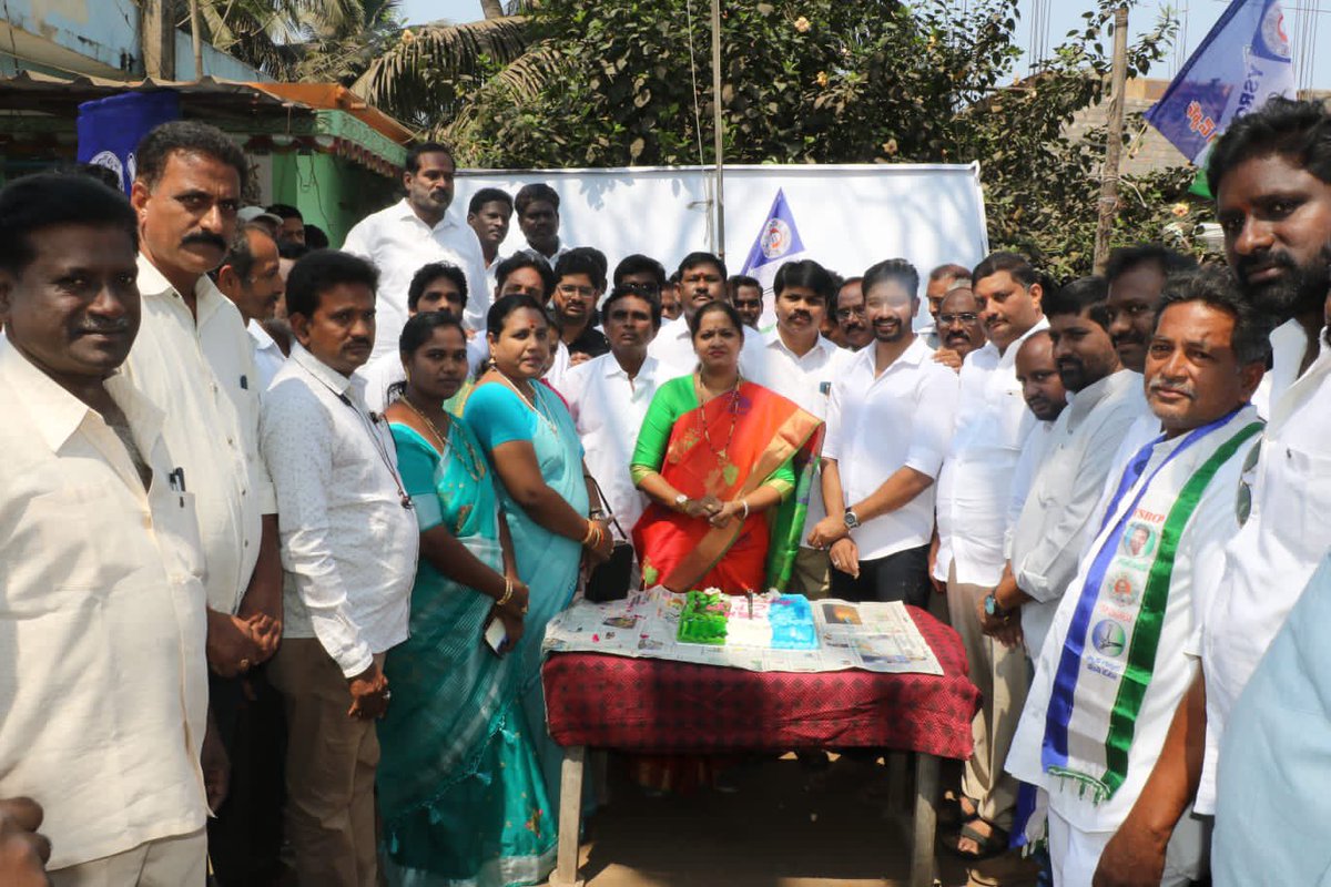 chintaanuradha's tweet image. అల్లవరం మండలం గుడ్డివానిచింత సెంటర్ వద్ద నిర్వహించిన వైయస్ఆర్ కాంగ్రెస్ పార్టీ 13వ ఆవిర్భావ దినోత్సవ వేడుకల్లో పాల్గొని వైయస్ఆర్సీపీ జెండాను ఆవిష్కరించి, అనంతరం ప్రజా ప్రతినిధులు, పార్టీ శ్రేణులతో కలిసి కేక్ కట్ చేయడం జరిగింది
#YSRCPFormationDay #YSRCPForAll 

@ysjagan @YSRCParty