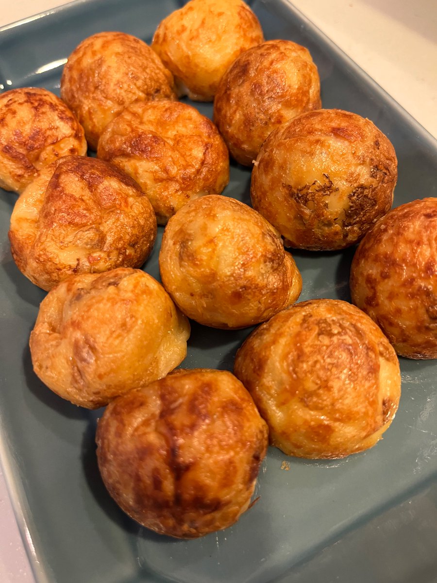 chika181's tweet photo. 新入りのタコ焼きプレートでタコ焼きした。
むむむ、思ってたよりそんなに劇的に楽ちんってこともなかった。
タコ焼きの生地がゆるめだからかな？？もうちょっと慣れる必要があるのかも

結論、たこ焼きはムズイ！ https://t.co/Img6uAbfzF